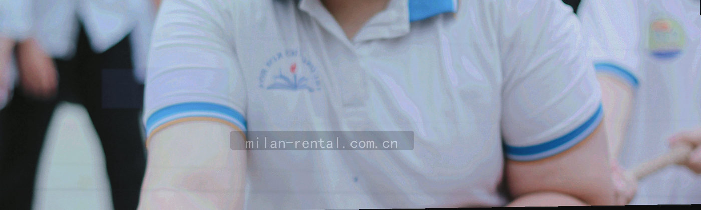战术板上手绘线条与磁贴标记的特写，强调位置关系而非文字内容